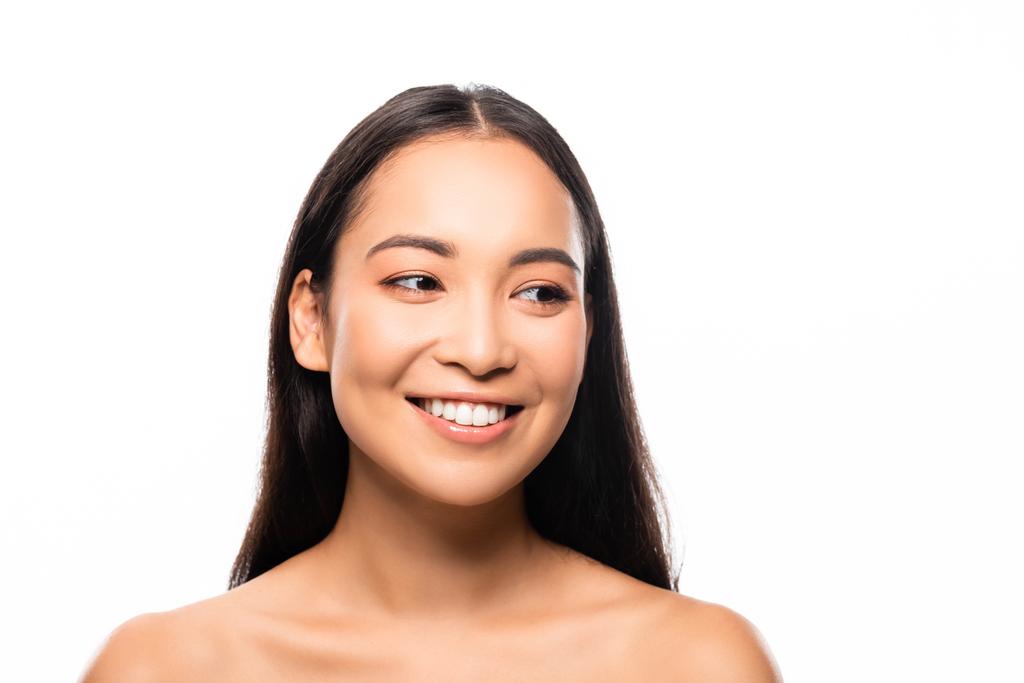 χαμογελαστή όμορφη Ασιατική γυναίκα με λευκά δόντια απομονώνονται σε λευκό - Φωτογραφία, εικόνα