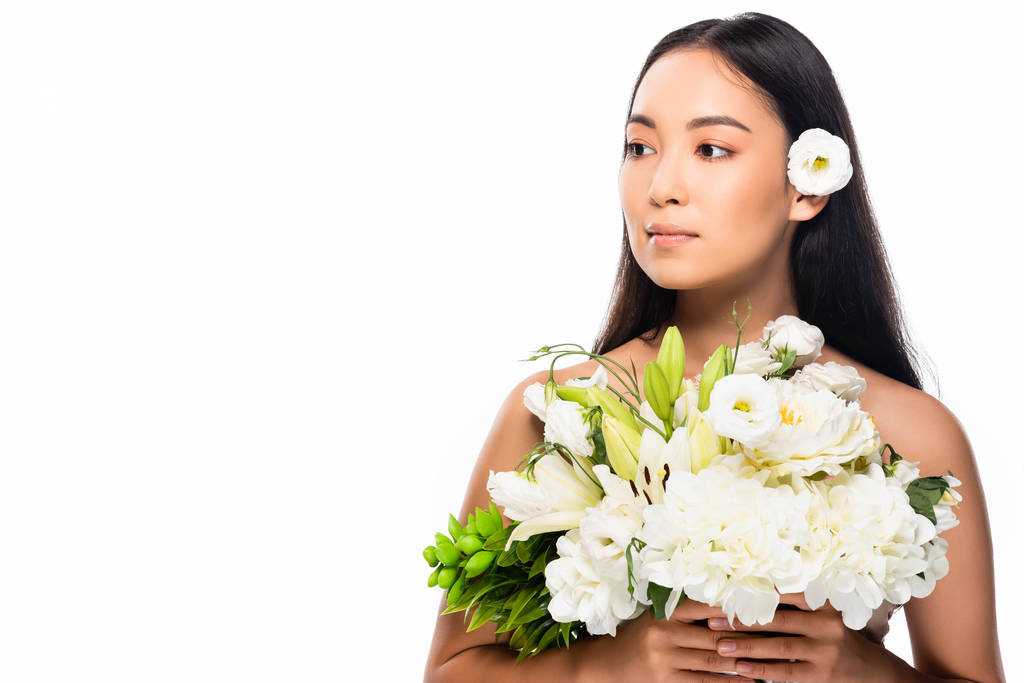 красива азіатська гола жінка тримає квіти ізольовані на білому
 - Фото, зображення