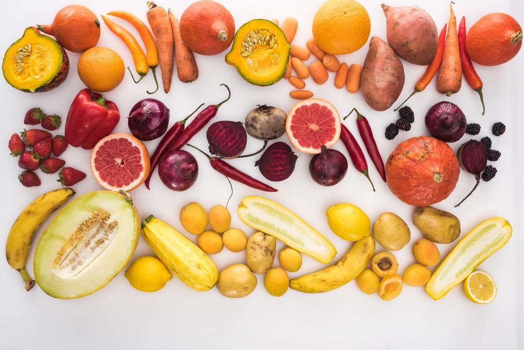 pohled na rozmanité barevné podzimní zeleniny, bobule a ovoce na bílém pozadí - Fotografie, Obrázek