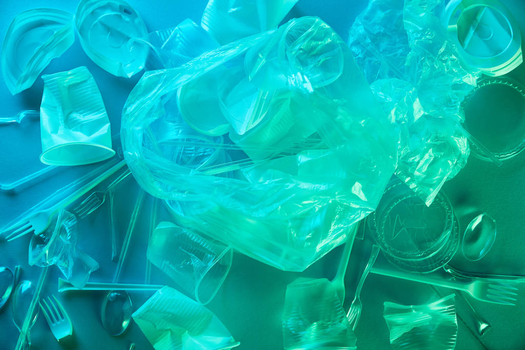 vue du dessus des sacs et des tasses en plastique froissés à la lumière bleue
 - Photo, image