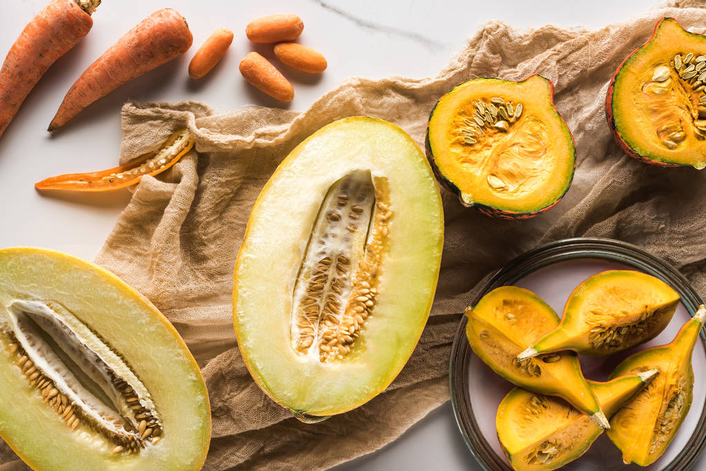 Ansicht von Melonenhälften, Kürbis, Karotten und Zucchini auf Leinwand - Foto, Bild