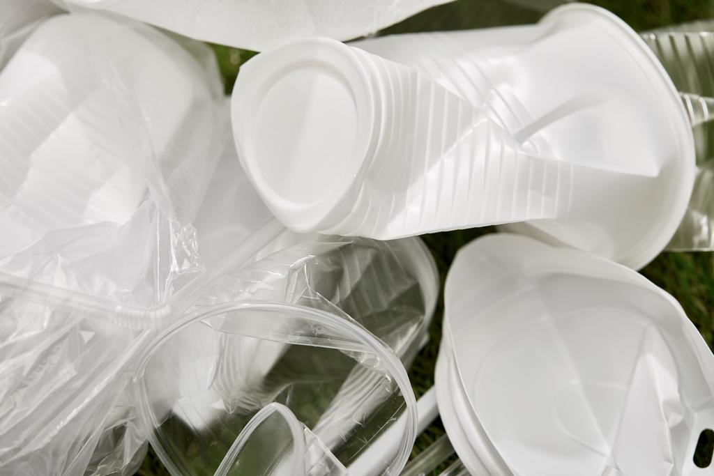 vue rapprochée de la pile de gobelets en plastique froissés
  - Photo, image
