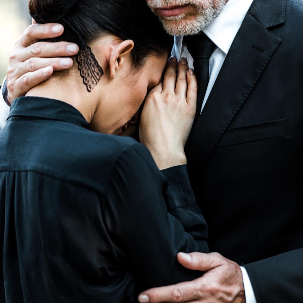 обрезанный вид пожилого бородатого мужчины обнимающего женщину
  - Фото, изображение