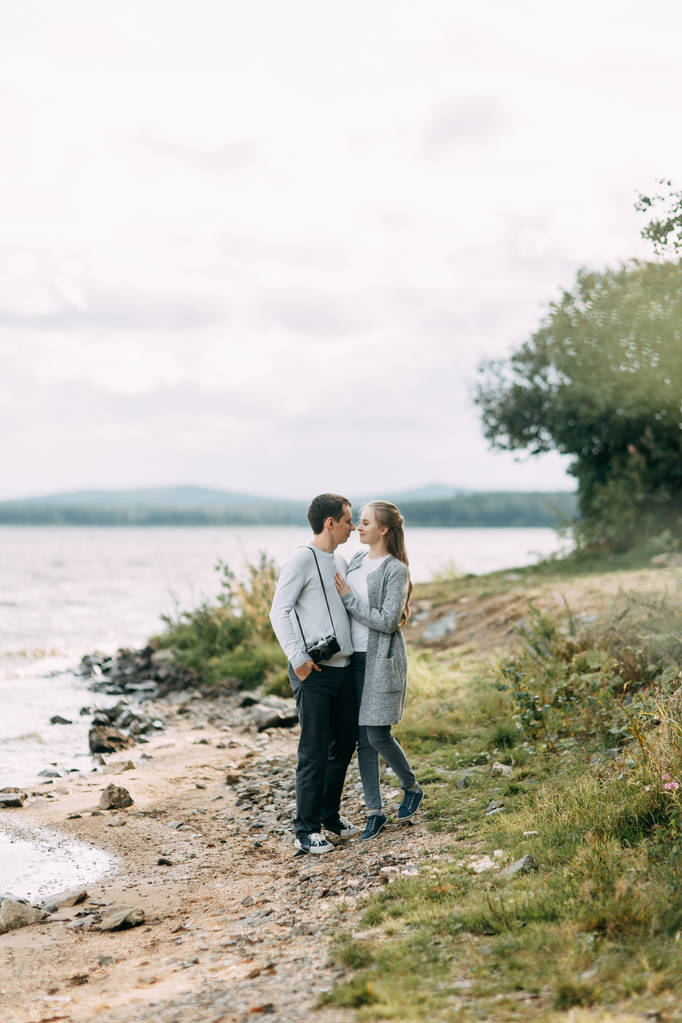 Wandern im Wald. junges Paar spaziert auf dem See.  - Foto, Bild