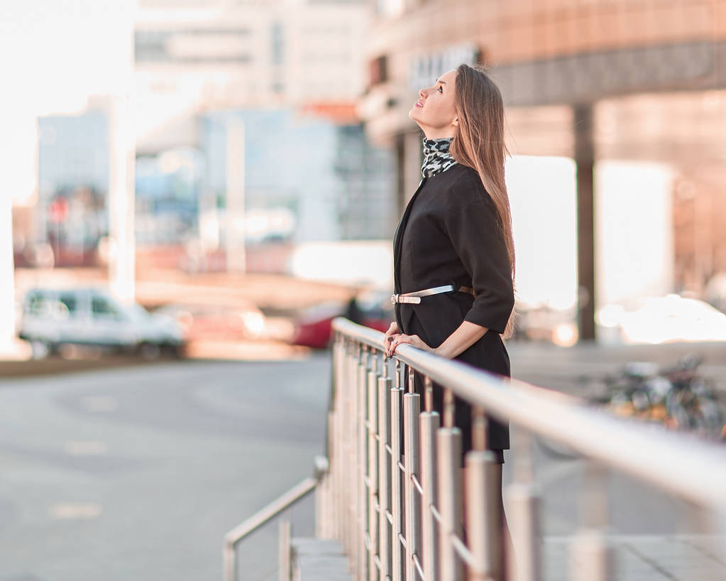 giovane donna d'affari in piedi vicino a un moderno edificio per uffici
 - Foto, immagini