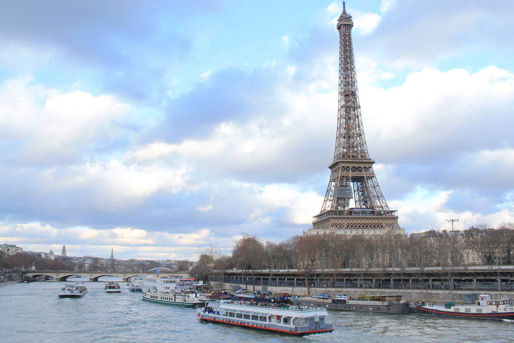 Krásná obloha nad Eiiffelskou věží a říčním nevodem, hlavním městem Paříže a nejlidnatějším městem Francie - Fotografie, Obrázek