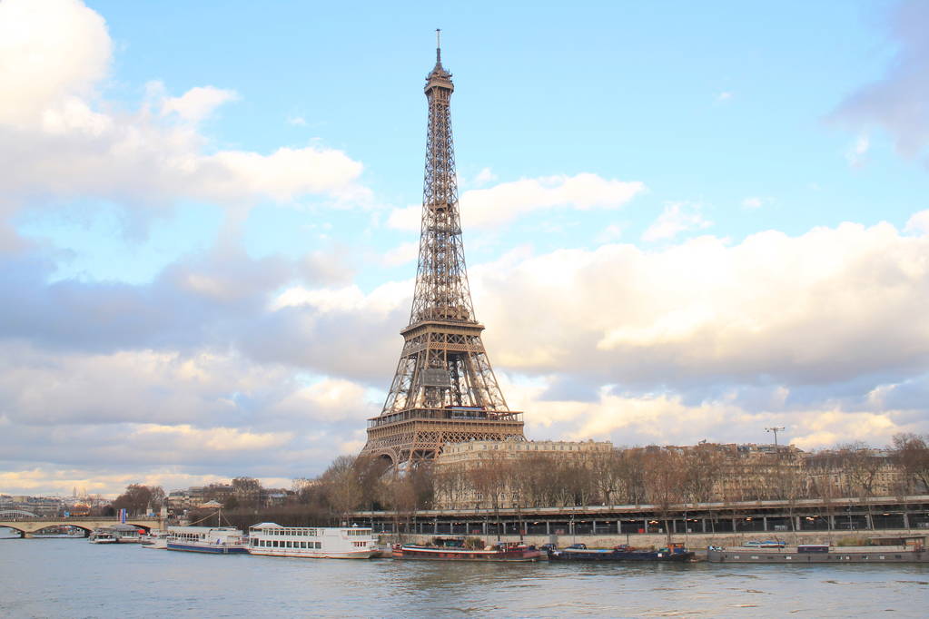 Όμορφος ουρανός πάνω από τον πύργο του Άιφελ και τον ποταμό Σηκουάνα, την πρωτεύουσα του Παρισιού και την πιο πυκνοκατοικημένη πόλη της Γαλλίας - Φωτογραφία, εικόνα