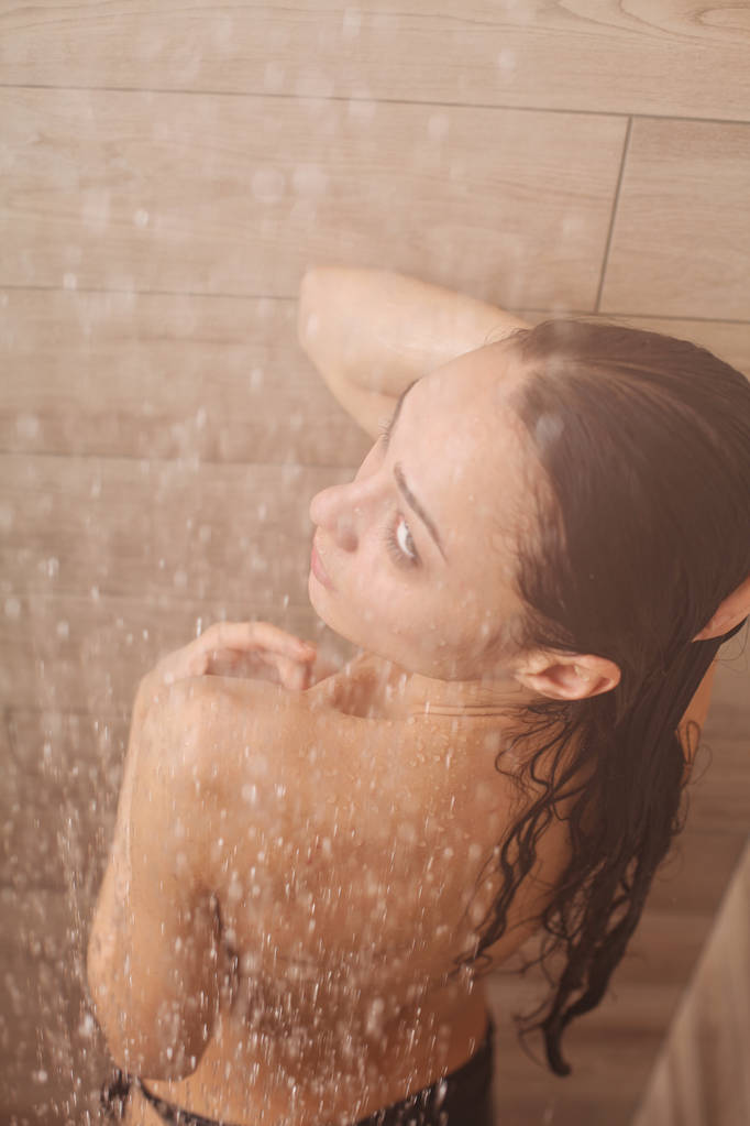 Młoda kobieta beautyful pod prysznic w łazience. - Zdjęcie, obraz