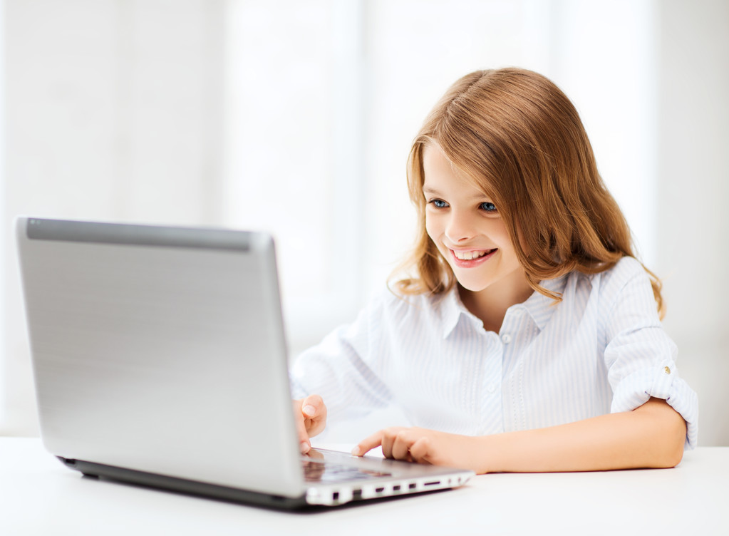 Chica con PC portátil en la escuela
 - Foto, Imagen