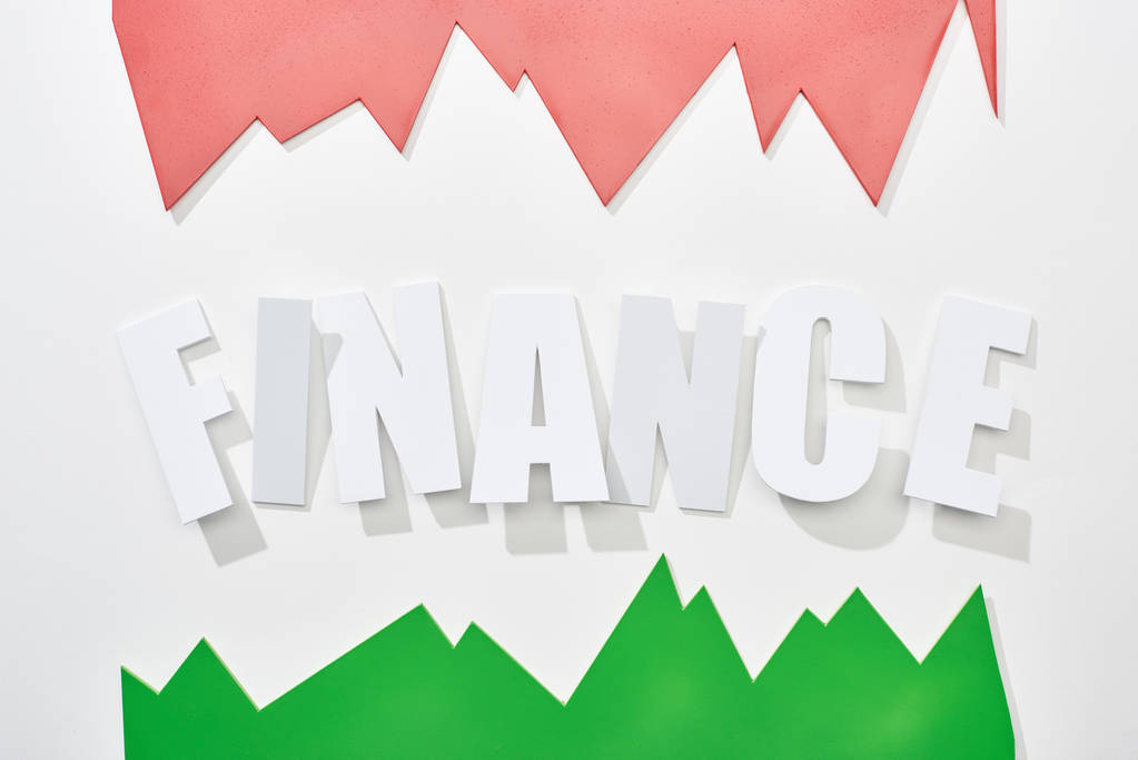 felülnézet pénzügyi felirat, zöld és rózsaszín statisztikai grafikonok fehér háttér - Fotó, kép