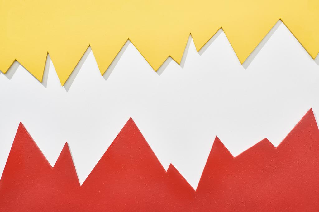 vista superior de gráficos estadísticos rojos y amarillos sobre fondo blanco
 - Foto, Imagen