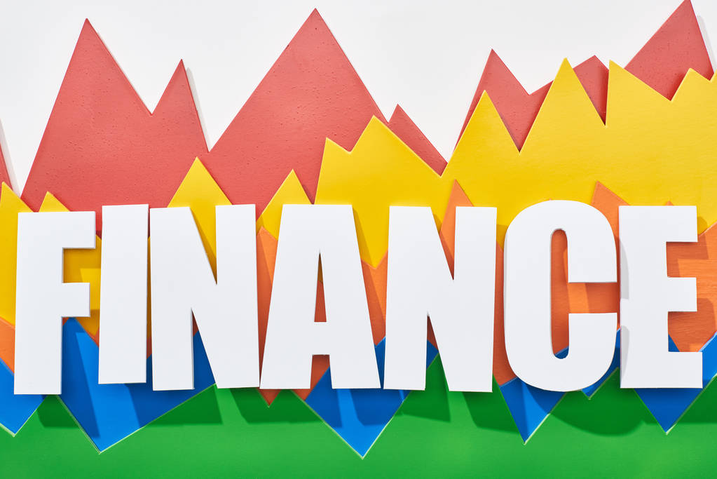 vista superior de la inscripción financiera sobre gráficos estadísticos multicolores sobre fondo blanco
 - Foto, Imagen