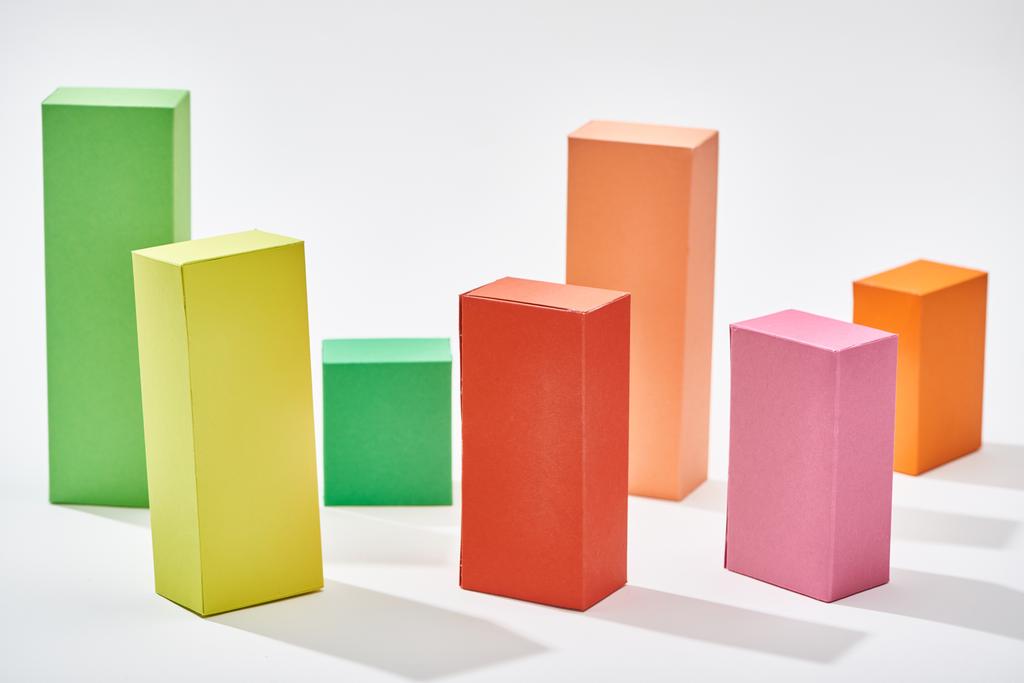 барвисті блоки статистичної діаграми з тіні на білому тлі
 - Фото, зображення