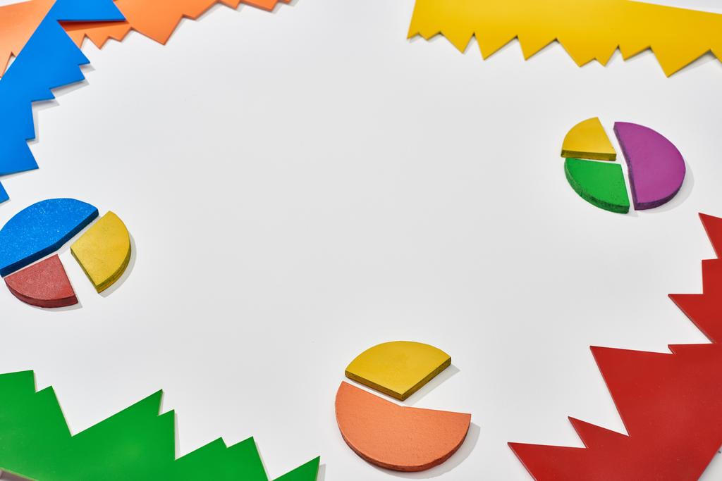 blocos multicoloridos e gráficos de torta no fundo branco com espaço de cópia
 - Foto, Imagem