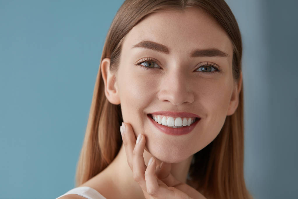 Retrato de belleza de una mujer sonriente con dientes blancos sonrisa
 - Foto, imagen