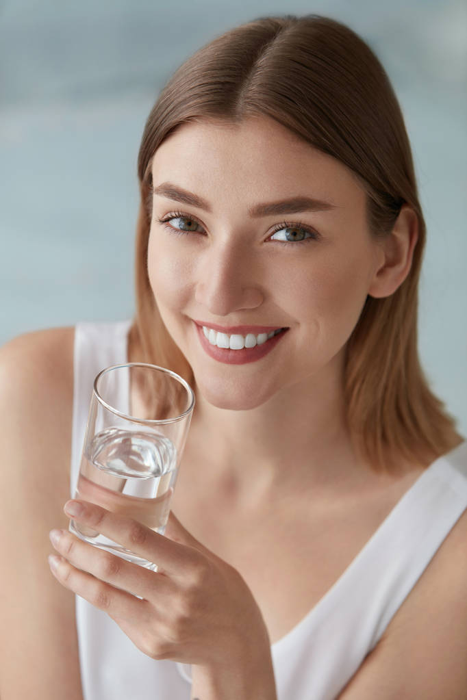 Mujer con vaso de agua dulce en retrato blanco
 - Foto, Imagen