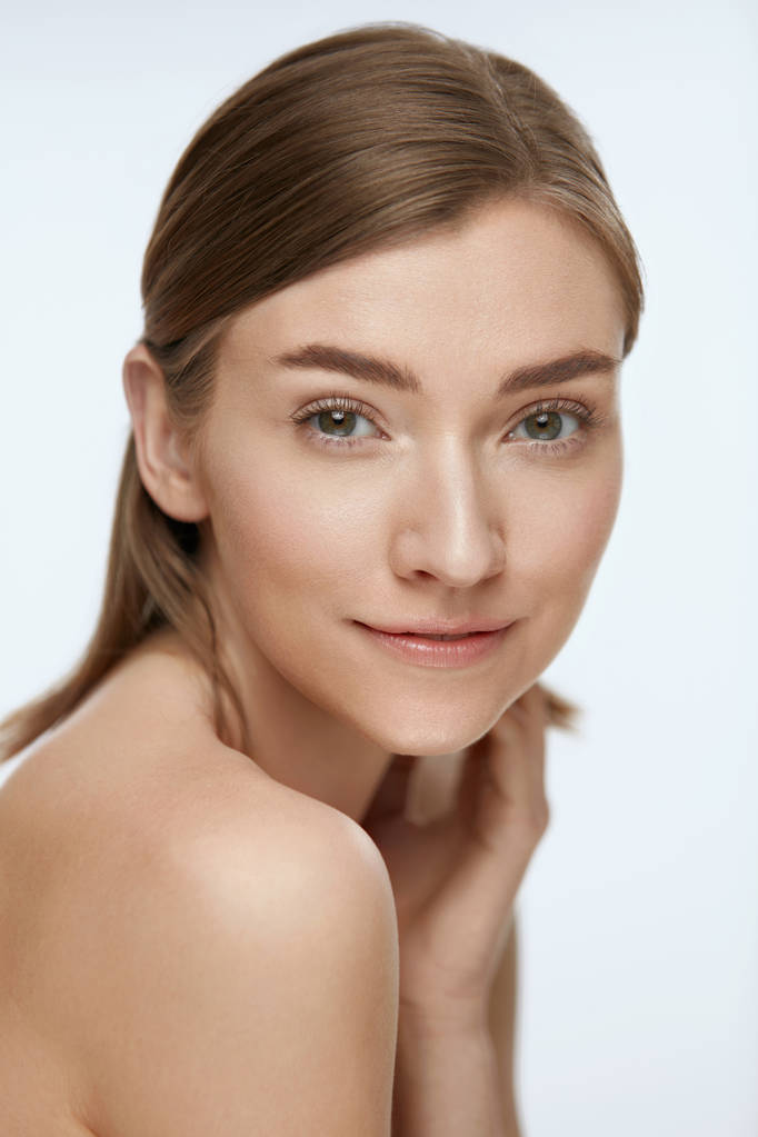 Schönheit Gesicht. Frauenmodell mit gesunder natürlicher Haut auf weiß - Foto, Bild