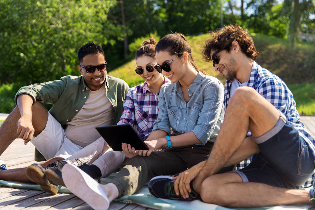 друзья с планшетного компьютера на открытом воздухе летом
 - Фото, изображение