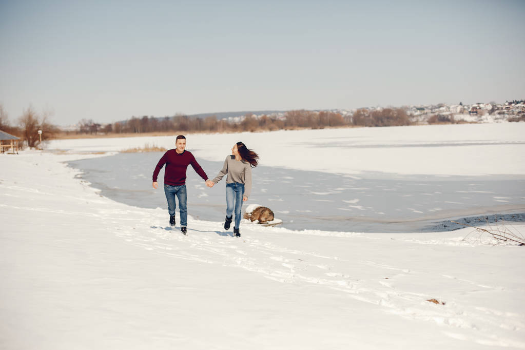 Casal em um parque de inverno
 - Foto, Imagem