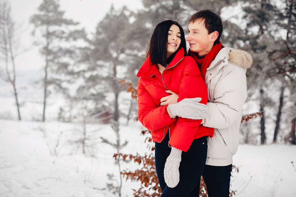 Kochająca para spacerująca w zimowym parku - Zdjęcie, obraz