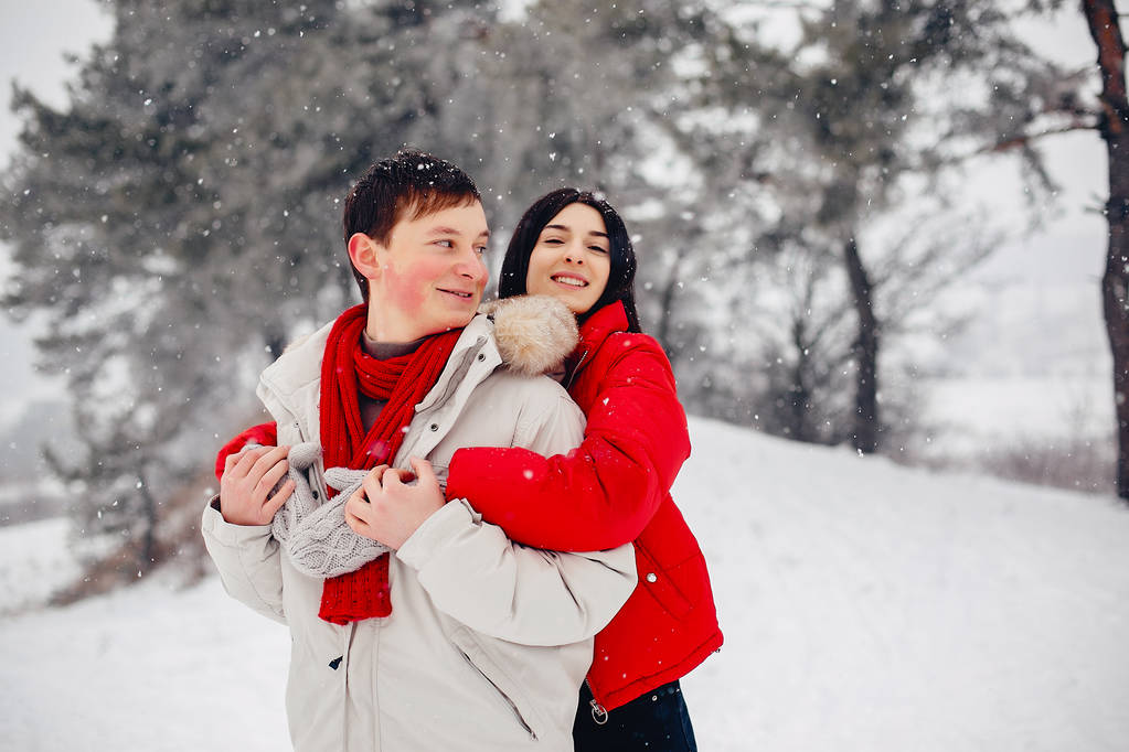 Amare le passeggiate di coppia in un parco invernale - Foto, immagini