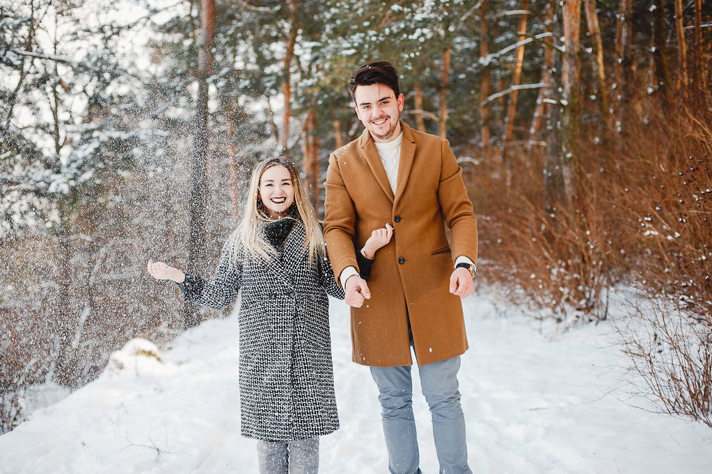 coppia felice passeggiando per il parco
 - Foto, immagini