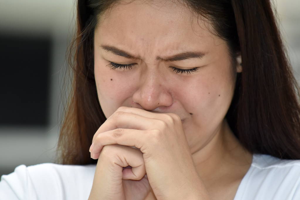 Egy síró fiatal filippínó nő - Fotó, kép