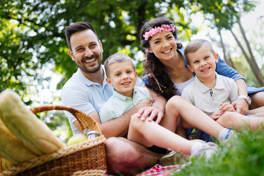 Šťastná rodina si užívá pikniku s dětmi v přírodě - Fotografie, Obrázek