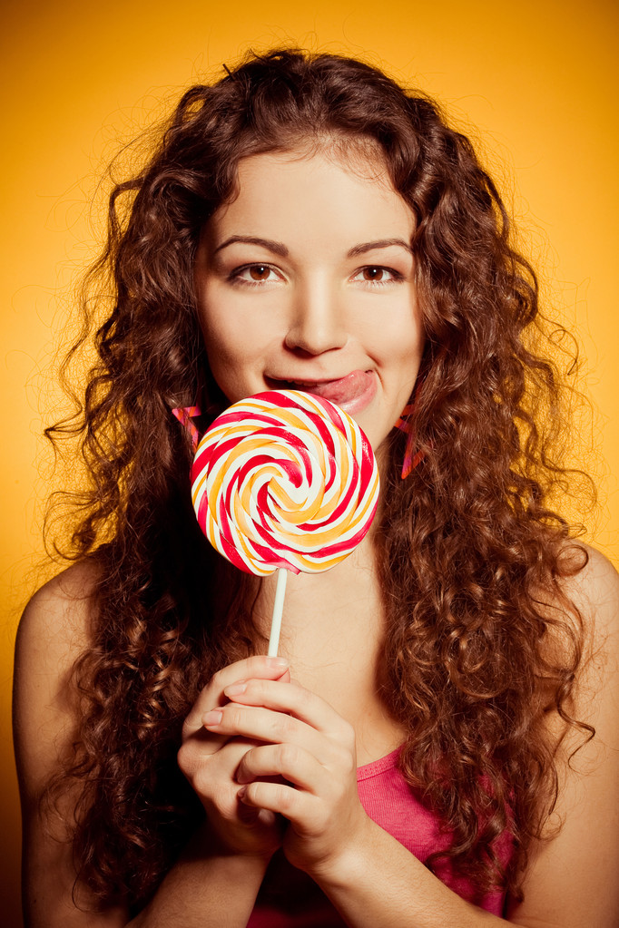 Mujer joven feliz con piruleta
 - Foto, Imagen