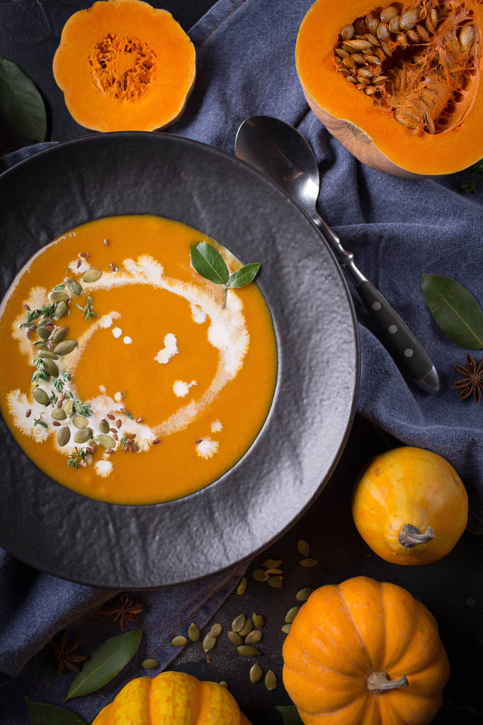 Тыквенный суп в тарелке на темном фоне
 - Фото, изображение