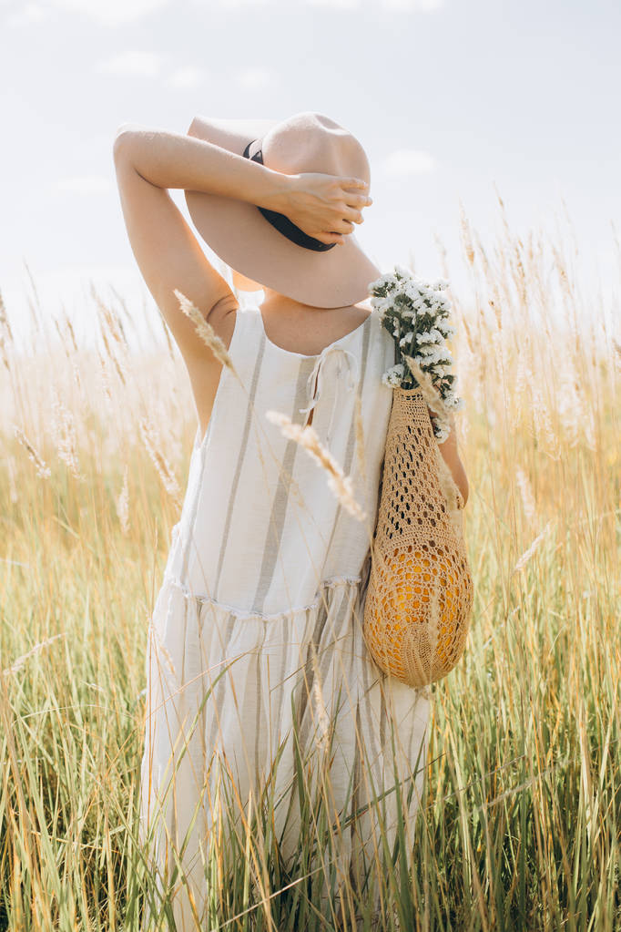 nő természetes ruha Eco Mesh string táska vadvirágok - Fotó, kép