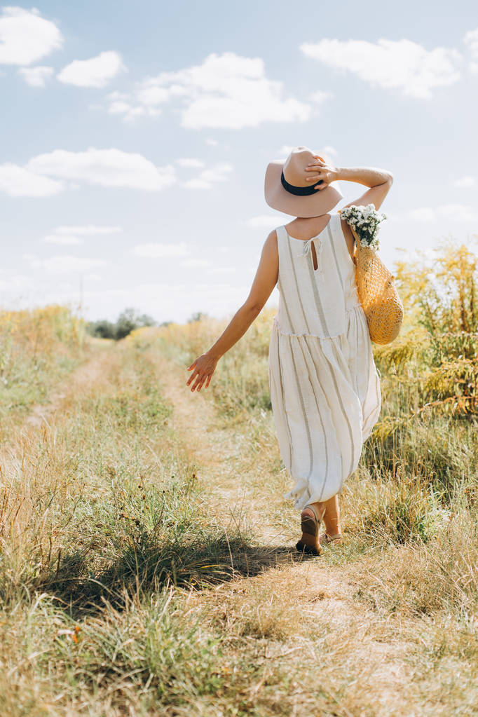 mulher roupas naturais eco malha corda saco flores silvestres
 - Foto, Imagem