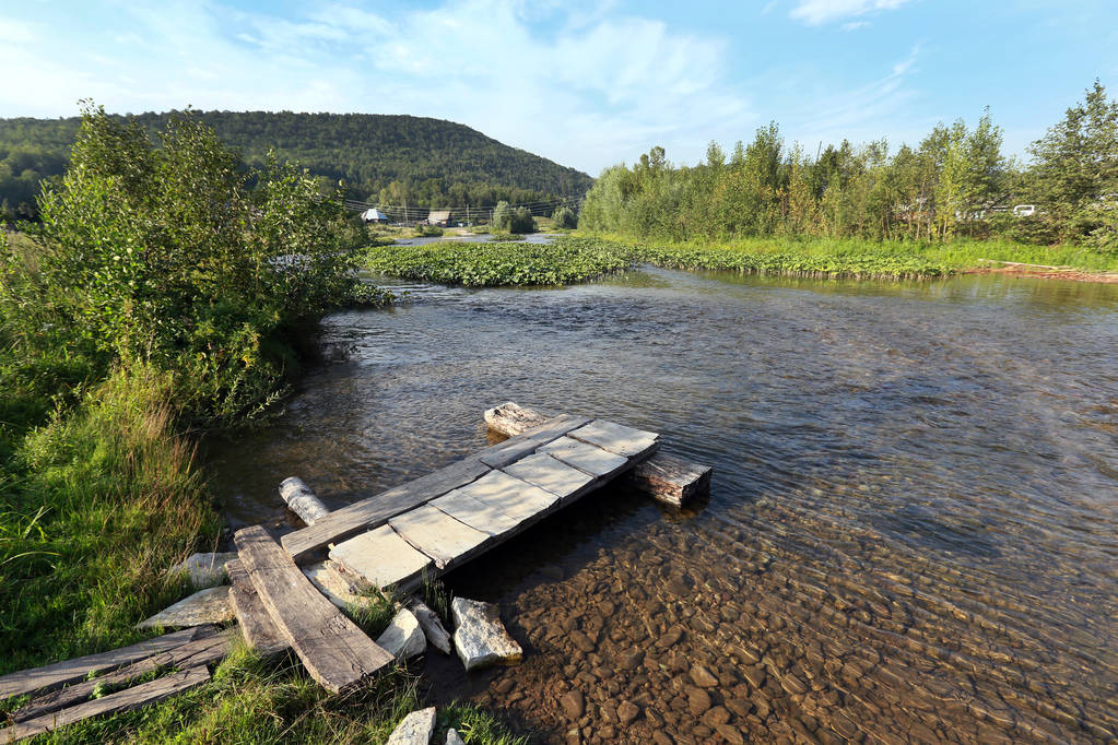 деревянный мост на реке - Фото, изображение