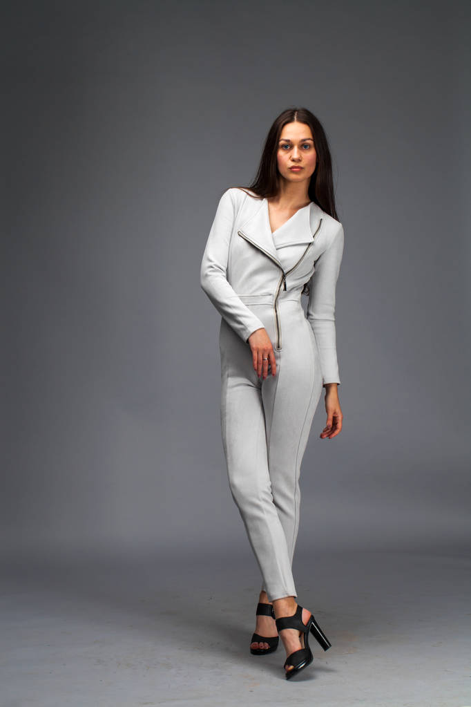 Sexy mode brunette vrouw in grijs leder pak  - Foto, afbeelding