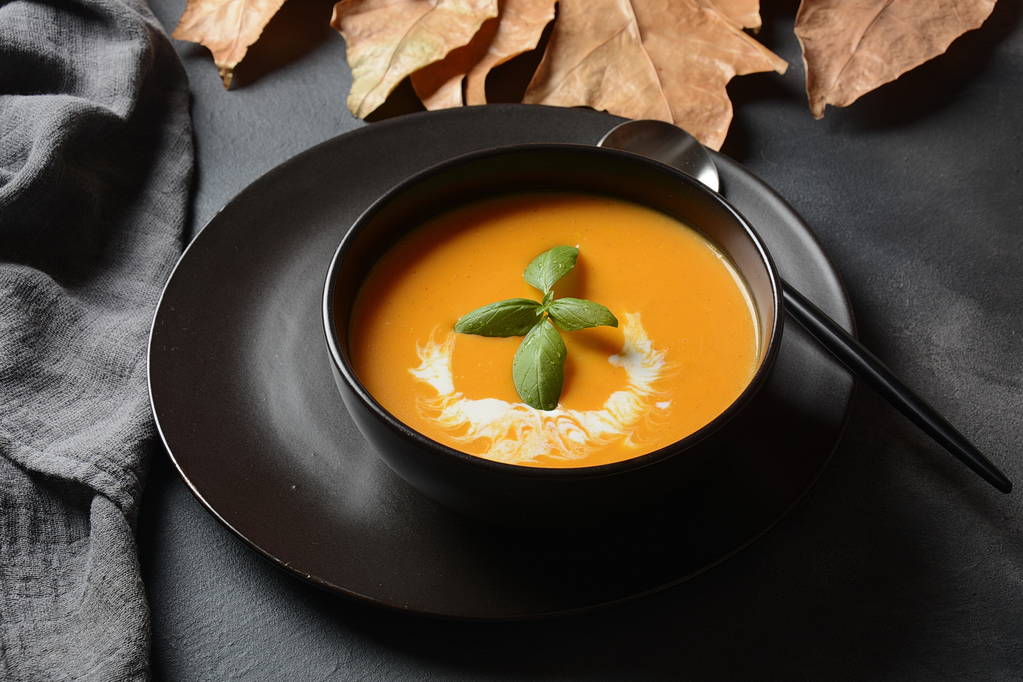 Чашка тыквы и суп с морковным кремом. Осенняя концепция веганского супа
 - Фото, изображение