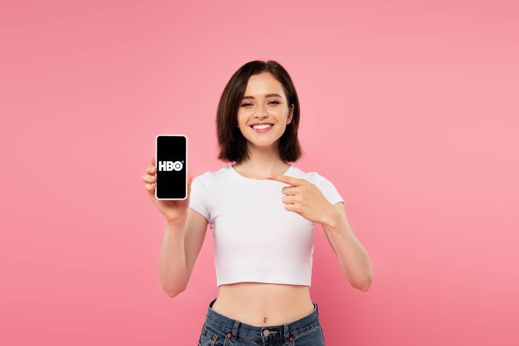 Kiev, Ukrayna - 3 Temmuz 2019: Hbo logolu akıllı telefona parmakla işaret eden gülümseyen kız. - Fotoğraf, Görsel