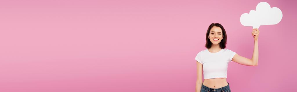 tiro panorâmico de sorrir menina bonita segurando branco branco pensamento bolha isolada em rosa
 - Foto, Imagem