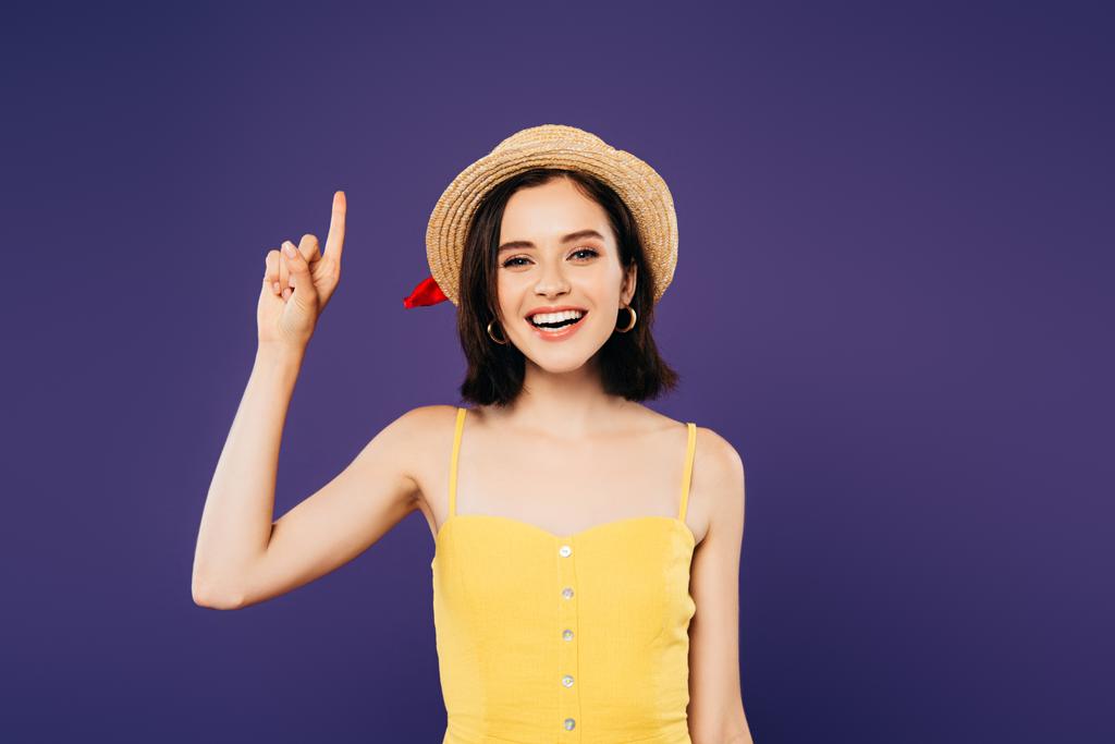 chica sonriente en sombrero de paja mostrando gesto idea aislado en púrpura
 - Foto, Imagen