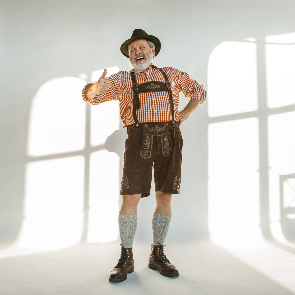 Retrato del hombre del Oktoberfest, vestido con la ropa tradicional bávara
 - Foto, Imagen