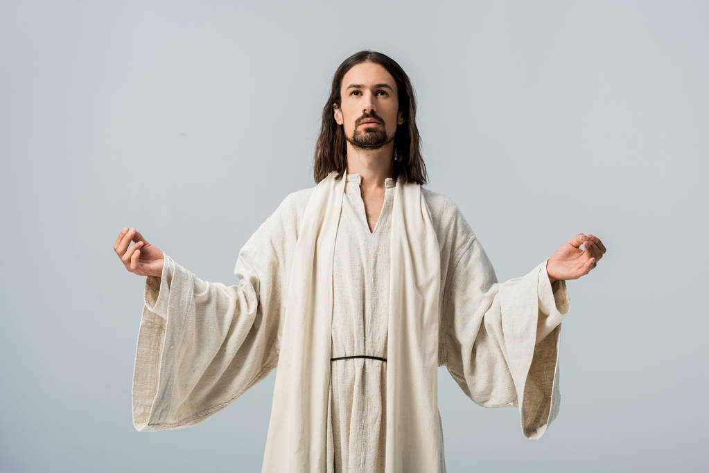 灰色で隔離された伸びた手を持つイエスのローブを着た宗教的な男 - 写真・画像