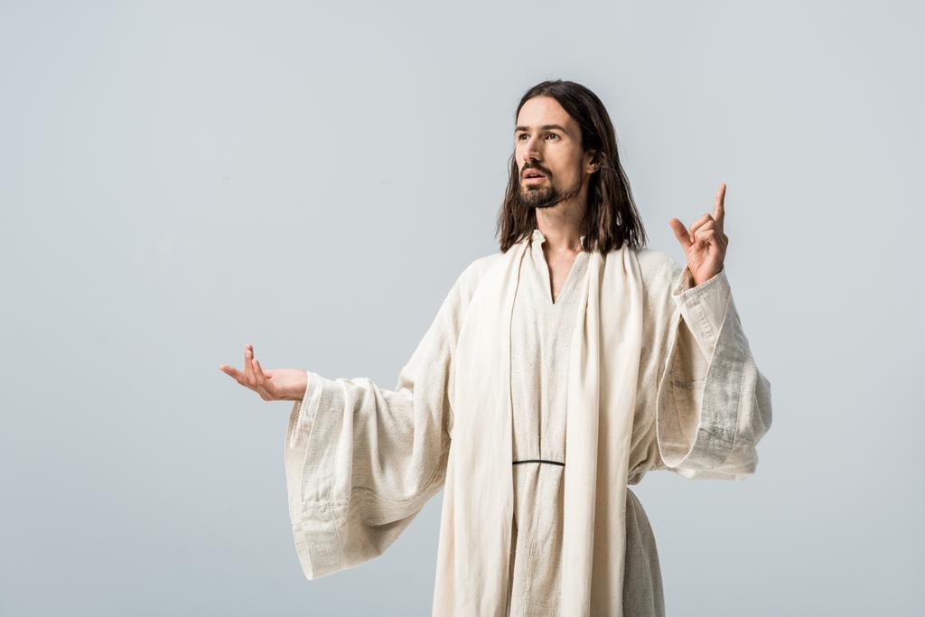 verbaasd religieuze man gebaren geïsoleerd op grijs  - Foto, afbeelding