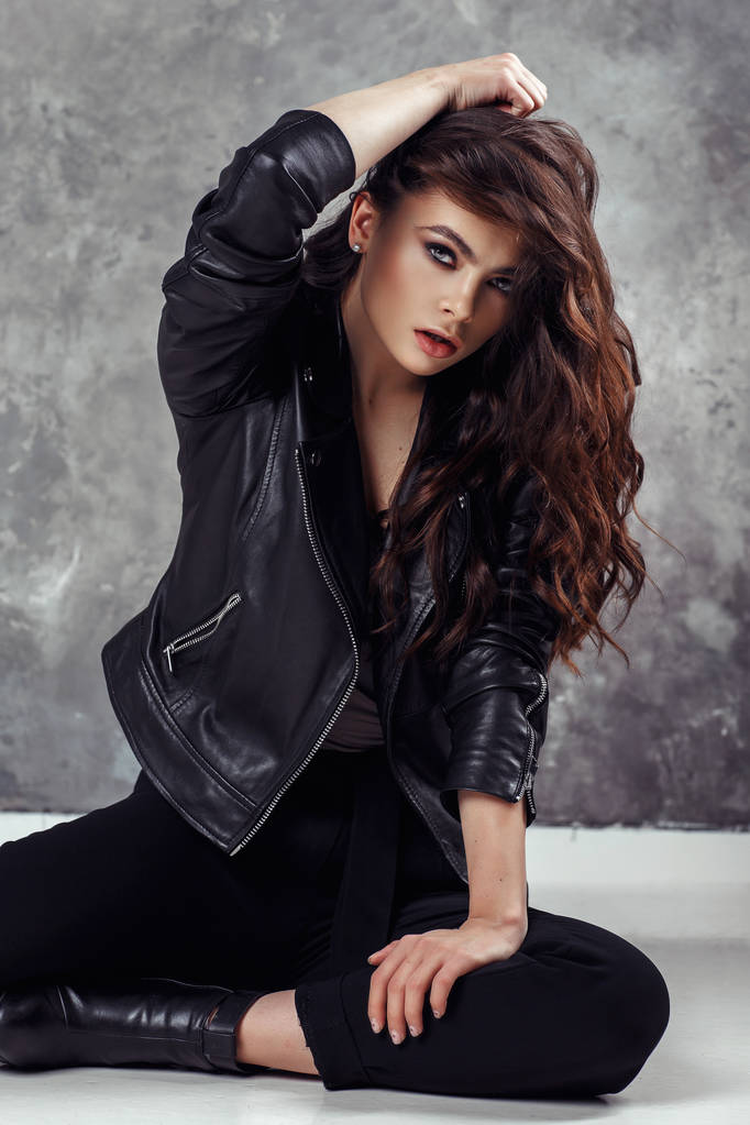 Молода красива жінка в чорній куртці
 - Фото, зображення