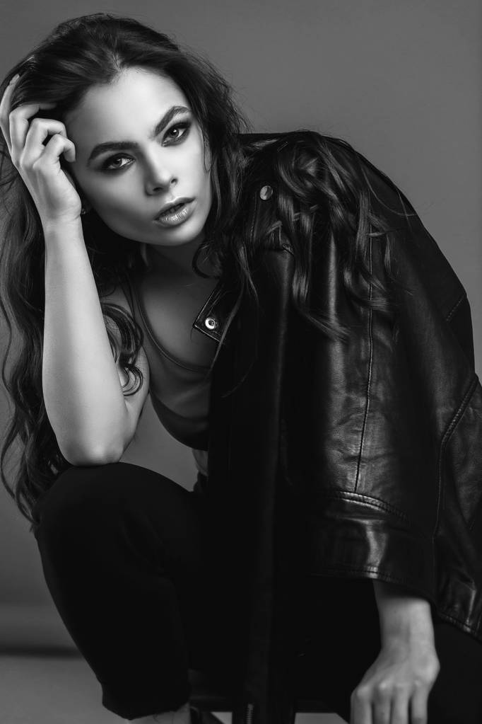 Fiatal gyönyörű nő egy fekete kabát - Fotó, kép