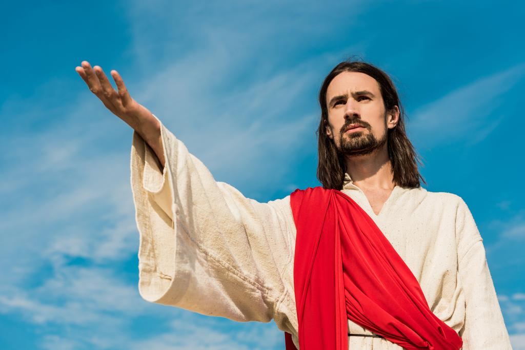 vista de ángulo bajo de Jesús con la mano extendida
  - Foto, Imagen