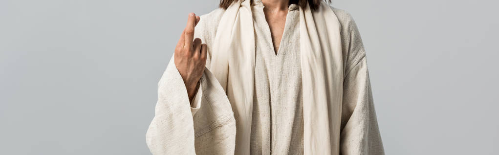 πανοραμική βολή του ανθρώπου με τα δάκτυλα σταυρωτά απομονωμένα σε γκρι  - Φωτογραφία, εικόνα