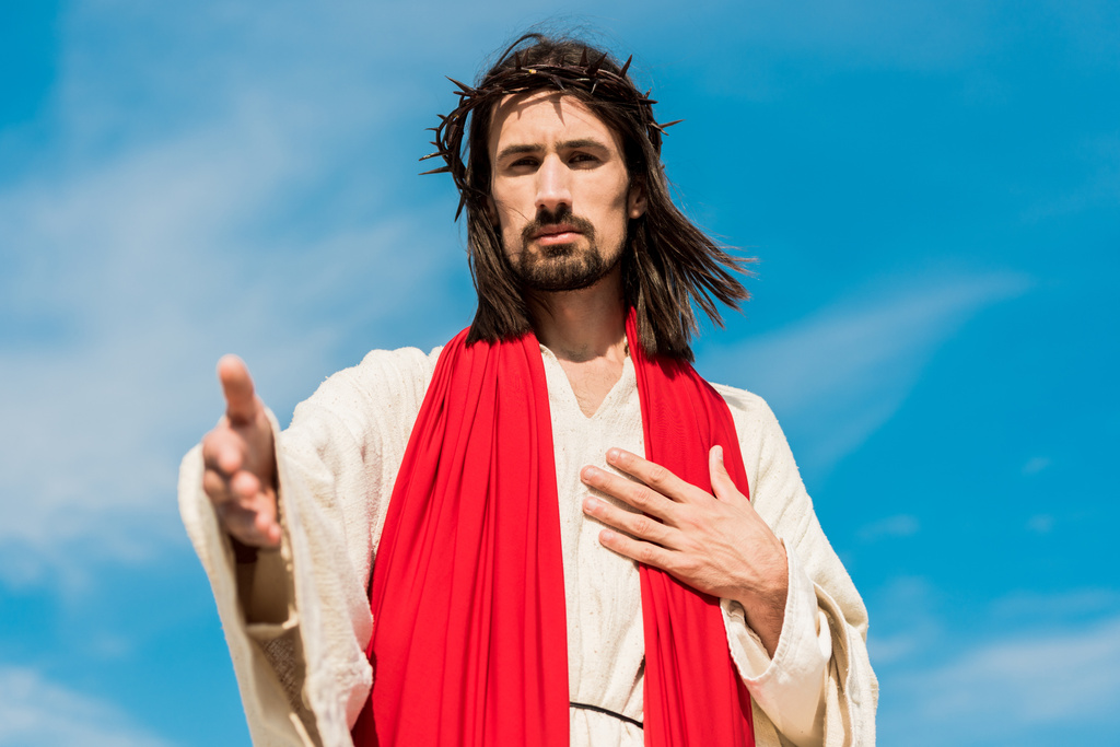 mavi gökyüzüne karşı çelenk gesturing İsa'nın seçici odak  - Fotoğraf, Görsel