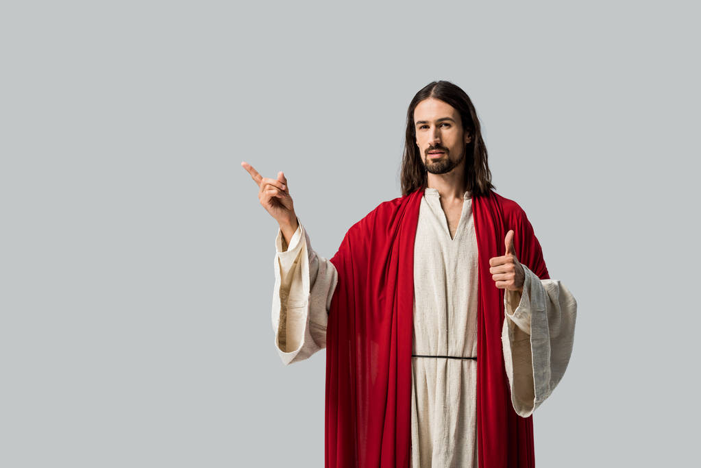 homme en robe de Jésus montrant pouce levé et geste isolé sur gris
  - Photo, image