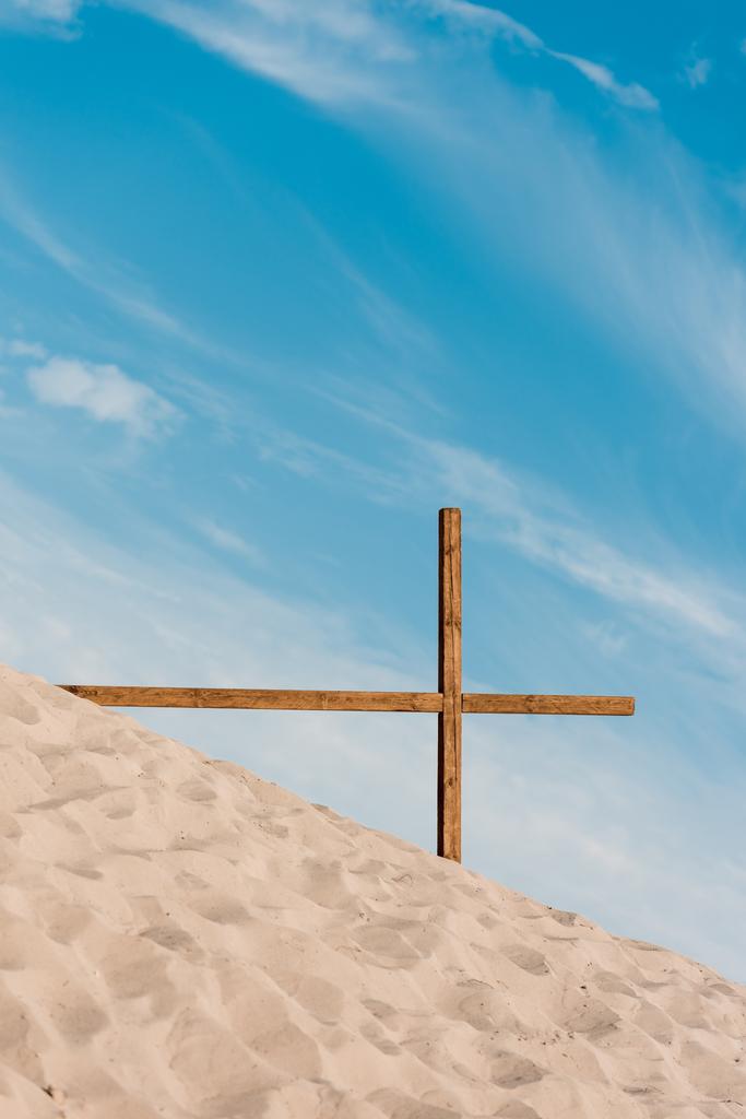 puinen risti kultainen hiekka autiomaassa
  - Valokuva, kuva
