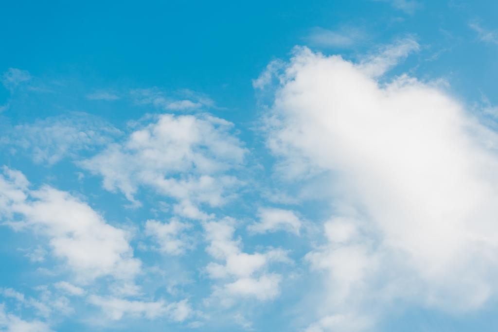 kék ég bolyhos felhők és a másolási tér - Fotó, kép