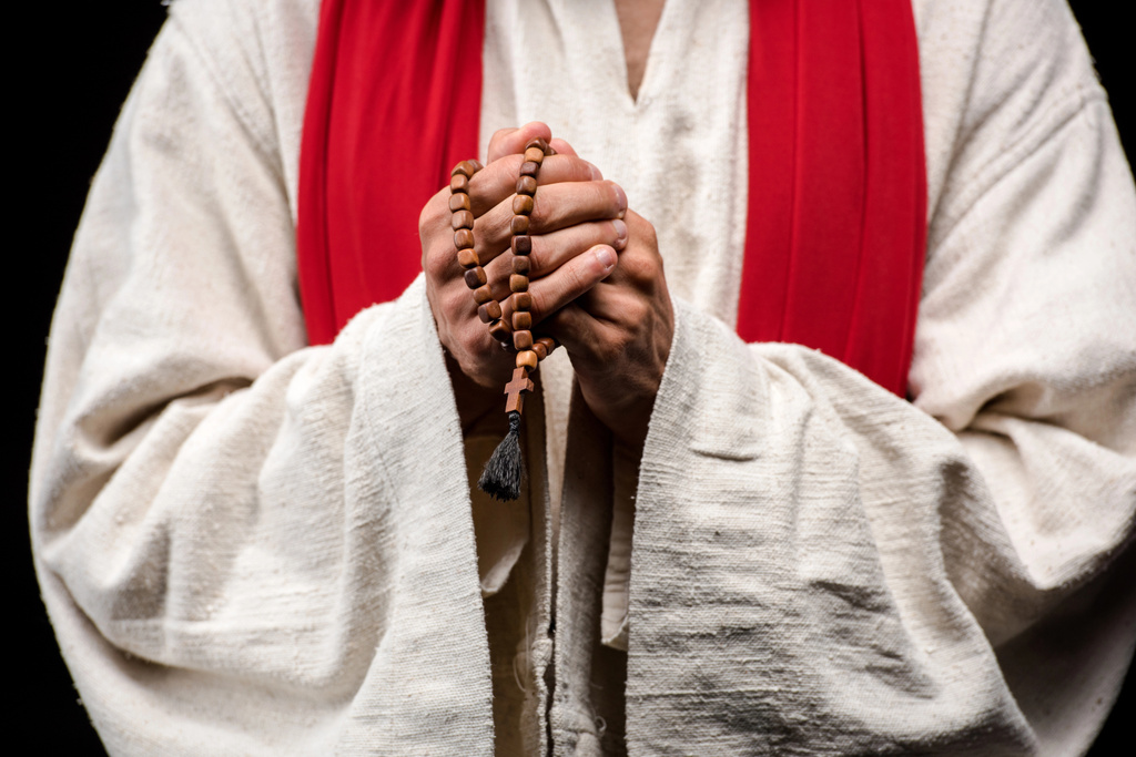 vista ritagliata di uomo in possesso di rosario perline isolate su nero
  - Foto, immagini